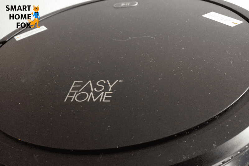Easy Home Saugroboter von Aldi Süd mit Staub auf der Oberfläche